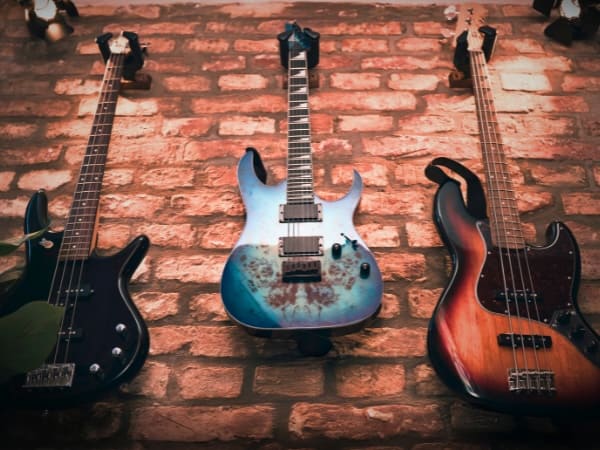 Guitars and bass guitars in Drop Studio